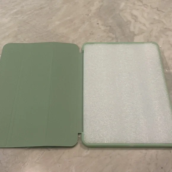 NWOT 2024 iPad Air Green Case - Picture 3 of 4